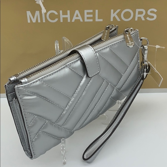 MICHAEL KORS PEYTON LG DOUBLE ZIP WRISTLET SILVER - Picture 12 of 16